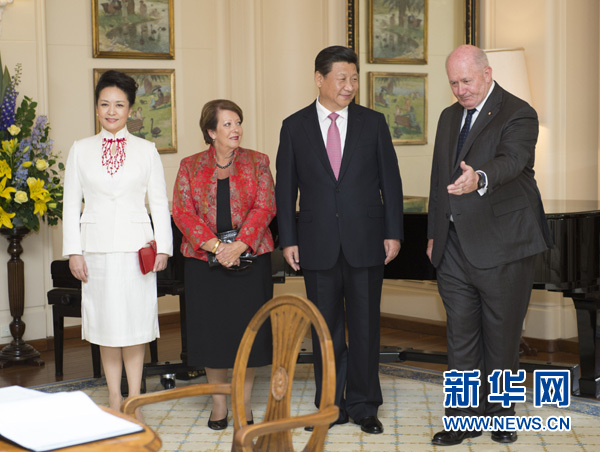 11月17日，中國國家主席習(xí)近平在堪培拉會(huì)見澳大利亞總督科斯格羅夫。會(huì)見前，科斯格羅夫在總督府草坪為習(xí)近平舉行隆重歡迎儀式。習(xí)近平和夫人彭麗媛抵達(dá)時(shí)，受到科斯格羅夫總督夫婦熱情迎接。新華社記者黃敬文 攝 