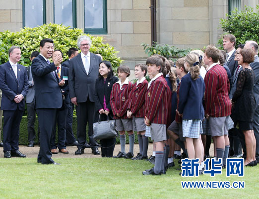 11月18日，國(guó)家主席習(xí)近平在澳大利亞塔斯馬尼亞州與朗塞斯頓市斯科奇－歐克伯恩小學(xué)的小學(xué)生共同植樹。新華社記者 姚大偉 攝