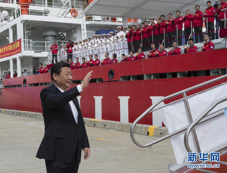 11月18日，正在澳大利亞塔斯馬尼亞州首府霍巴特訪問的中國國家主席習(xí)近平在澳大利亞總理阿博特陪同下參觀南極科考項(xiàng)目并慰問兩國科考人員。這是習(xí)近平在霍巴特港看望正在這里補(bǔ)給的&ldquo;雪龍&rdquo;號(hào)全體科考人員。新華社記者李學(xué)仁攝 