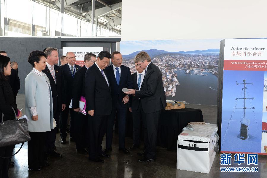 這是習(xí)近平和阿博特觀看采集的冰樣。新華社記者 馬占成 攝 