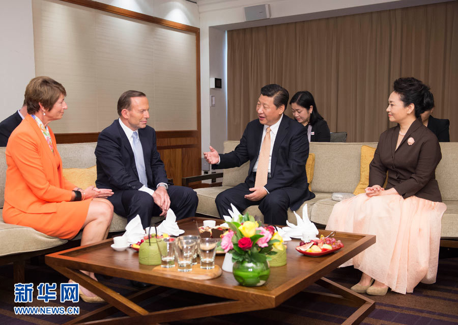 11月19日，國家主席習(xí)近平結(jié)束對澳大利亞的國事訪問。離開悉尼前，澳大利亞總理阿博特夫婦專門到習(xí)近平下榻飯店同習(xí)近平和夫人彭麗媛親切話別。新華社記者 黃敬文 攝