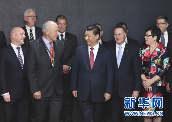 11月21日，中國國家主席習(xí)近平在奧克蘭和新西蘭總理約翰&middot;基共同出席中國－新西蘭市長論壇啟動(dòng)儀式，并在啟動(dòng)儀式后會(huì)見&ldquo;新中關(guān)系促進(jìn)委員會(huì)&rdquo;主要成員。新華社記者馬占成攝