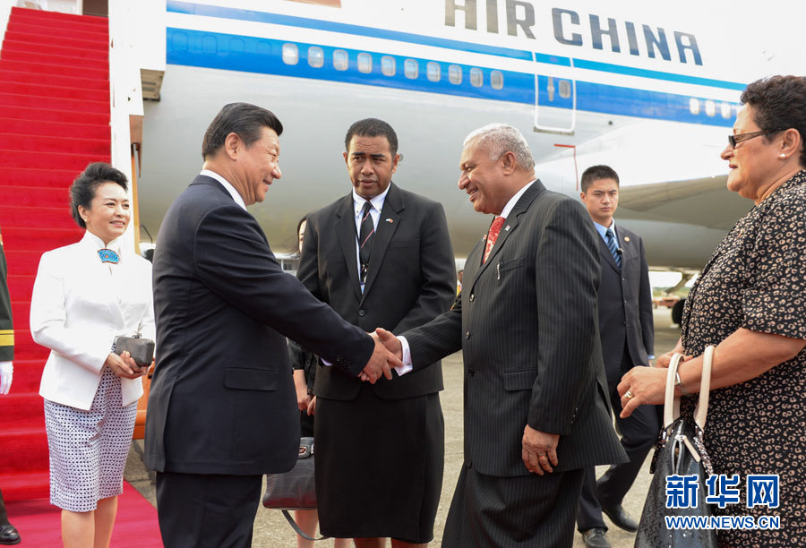 11月21日，國(guó)家主席習(xí)近平抵達(dá)楠迪，開(kāi)始對(duì)斐濟(jì)進(jìn)行國(guó)事訪問(wèn)并將同太平洋建交島國(guó)領(lǐng)導(dǎo)人舉行會(huì)晤。斐濟(jì)總理姆拜尼馬拉馬夫婦在舷梯旁迎接習(xí)近平和夫人彭麗媛。新華社記者李學(xué)仁攝 