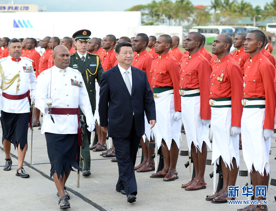 11月21日，國(guó)家主席習(xí)近平抵達(dá)楠迪，開(kāi)始對(duì)斐濟(jì)進(jìn)行國(guó)事訪問(wèn)并將同太平洋建交島國(guó)領(lǐng)導(dǎo)人舉行會(huì)晤。這是習(xí)近平主席在機(jī)場(chǎng)出席斐濟(jì)總理姆拜尼馬拉馬舉行的隆重歡迎儀式。 新華社記者馬占成攝 