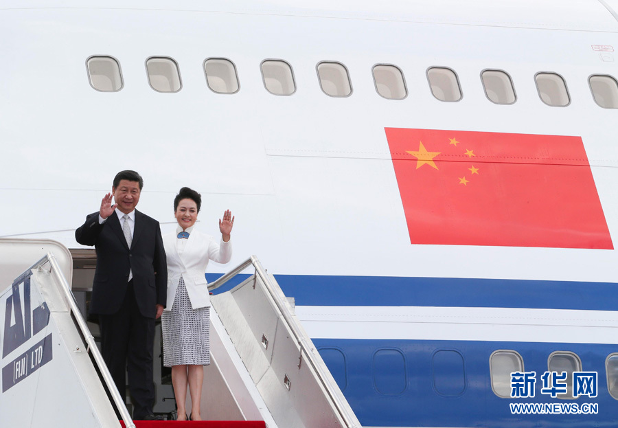 11月21日，國(guó)家主席習(xí)近平抵達(dá)楠迪，開(kāi)始對(duì)斐濟(jì)進(jìn)行國(guó)事訪問(wèn)并將同太平洋建交島國(guó)領(lǐng)導(dǎo)人舉行會(huì)晤。 這是習(xí)近平和夫人彭麗媛步出機(jī)艙。新華社記者丁林?jǐn)z 
