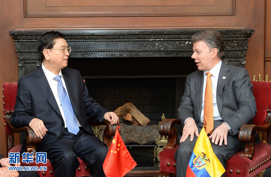 11月24日，正在哥倫比亞進(jìn)行正式友好訪問(wèn)的全國(guó)人大常委會(huì)委員長(zhǎng)張德江在波哥大會(huì)見(jiàn)哥倫比亞總統(tǒng)桑托斯。 新華社記者 劉建生 攝