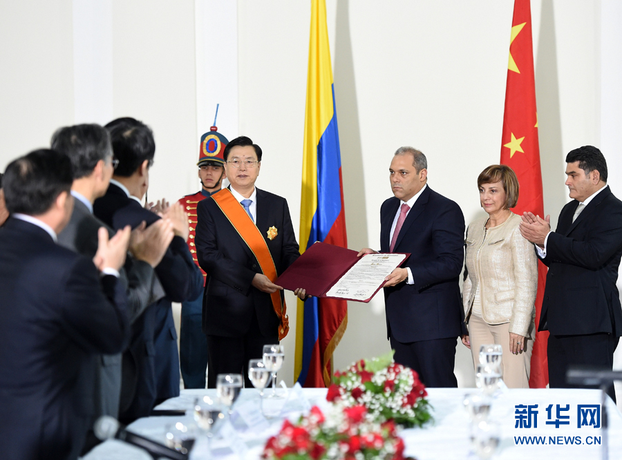 11月24日，正在哥倫比亞進(jìn)行正式友好訪問(wèn)的全國(guó)人大常委會(huì)委員長(zhǎng)張德江在波哥大與哥倫比亞國(guó)會(huì)主席兼參議長(zhǎng)納梅舉行會(huì)談。 新華社記者鞠鵬 攝