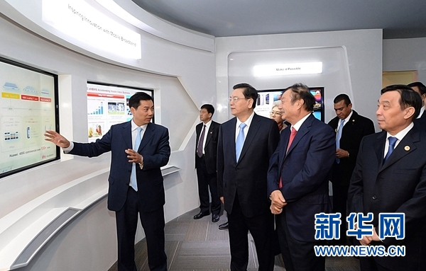 11月26日，正在墨西哥進行正式友好訪問的全國人大常委會委員長張德江在墨西哥城視察華為公司拉美北地區(qū)部。 新華社記者劉建生攝