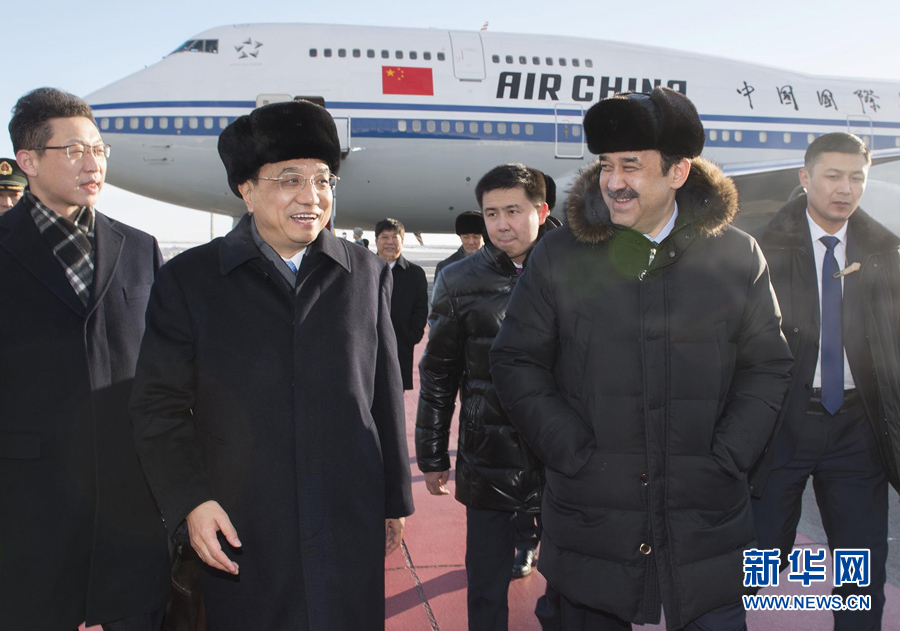  12月14日，應(yīng)哈薩克斯坦共和國(guó)總理馬西莫夫邀請(qǐng)，國(guó)務(wù)院總理李克強(qiáng)乘專(zhuān)機(jī)抵達(dá)阿斯塔納國(guó)際機(jī)場(chǎng)，開(kāi)始對(duì)哈薩克斯坦進(jìn)行正式訪問(wèn)，舉行中哈總理第二次定期會(huì)晤，并出席上海合作組織成員國(guó)政府首腦理事會(huì)第十三次會(huì)議。這是馬西莫夫到機(jī)場(chǎng)迎接李克強(qiáng)。新華社記者 黃敬文 攝 