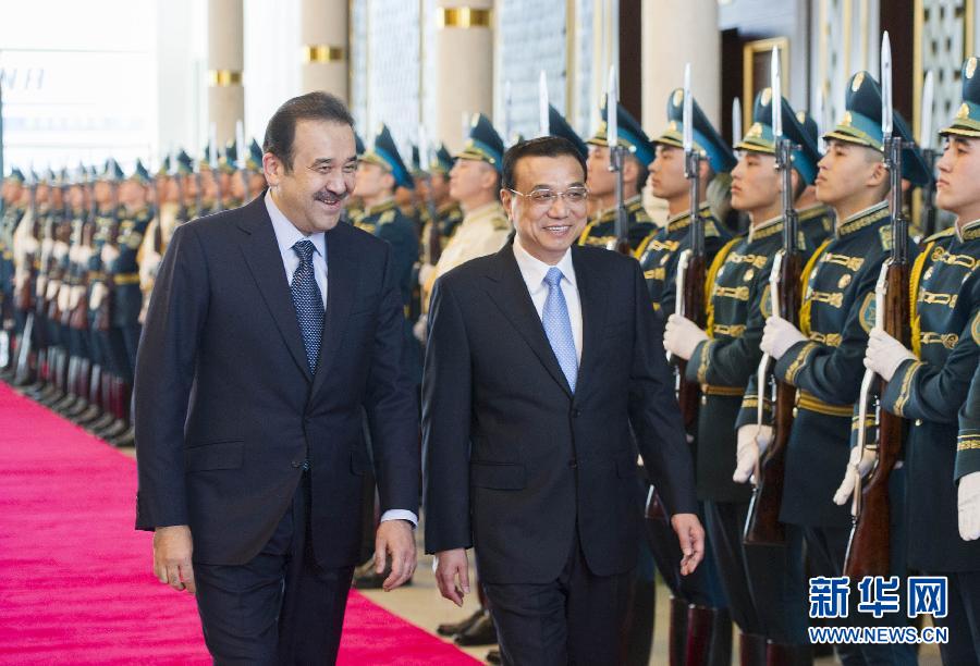 12月14日，應(yīng)哈薩克斯坦共和國(guó)總理馬西莫夫邀請(qǐng)，國(guó)務(wù)院總理李克強(qiáng)乘專(zhuān)機(jī)抵達(dá)阿斯塔納國(guó)際機(jī)場(chǎng)，開(kāi)始對(duì)哈薩克斯坦進(jìn)行正式訪問(wèn)，舉行中哈總理第二次定期會(huì)晤，并出席上海合作組織成員國(guó)政府首腦理事會(huì)第十三次會(huì)議。馬西莫夫到機(jī)場(chǎng)迎接李克強(qiáng)，并舉行隆重的歡迎儀式。新華社記者 黃敬文 攝