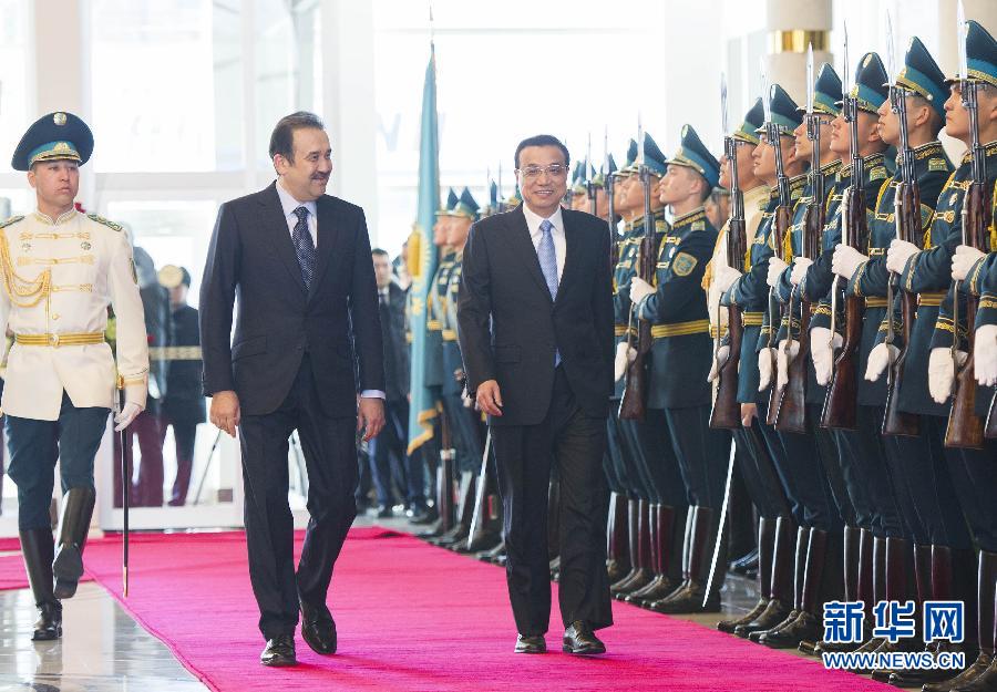 12月14日，應(yīng)哈薩克斯坦共和國(guó)總理馬西莫夫邀請(qǐng)，國(guó)務(wù)院總理李克強(qiáng)乘專(zhuān)機(jī)抵達(dá)阿斯塔納國(guó)際機(jī)場(chǎng)，開(kāi)始對(duì)哈薩克斯坦進(jìn)行正式訪問(wèn)，舉行中哈總理第二次定期會(huì)晤，并出席上海合作組織成員國(guó)政府首腦理事會(huì)第十三次會(huì)議。馬西莫夫到機(jī)場(chǎng)迎接李克強(qiáng)，并舉行隆重的歡迎儀式。新華社記者 黃敬文 攝