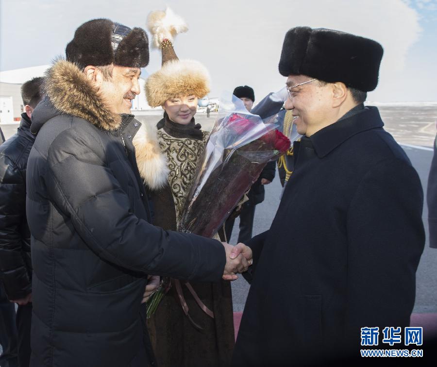 12月14日，應(yīng)哈薩克斯坦共和國(guó)總理馬西莫夫邀請(qǐng)，國(guó)務(wù)院總理李克強(qiáng)乘專(zhuān)機(jī)抵達(dá)阿斯塔納國(guó)際機(jī)場(chǎng)，開(kāi)始對(duì)哈薩克斯坦進(jìn)行正式訪問(wèn)，舉行中哈總理第二次定期會(huì)晤，并出席上海合作組織成員國(guó)政府首腦理事會(huì)第十三次會(huì)議。這是馬西莫夫到機(jī)場(chǎng)迎接李克強(qiáng)。新華社記者 黃敬文 攝