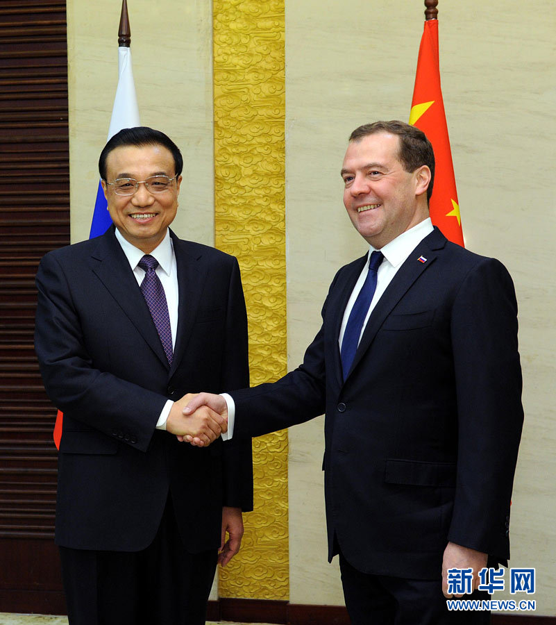 12月15日，中國國務(wù)院總理李克強(qiáng)在阿斯塔納會(huì)見俄羅斯總理梅德韋杰夫。 新華社記者 饒愛民 攝