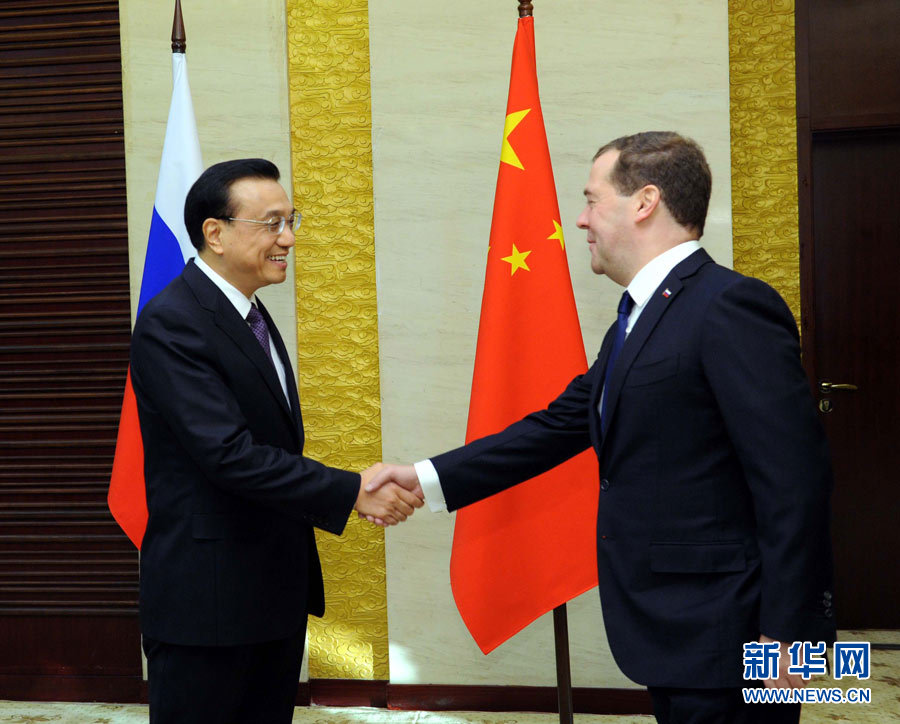 12月15日，中國國務(wù)院總理李克強(qiáng)在阿斯塔納會(huì)見俄羅斯總理梅德韋杰夫。 新華社記者 饒愛民 攝