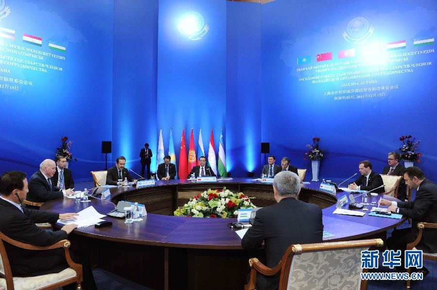 12月15日，中國(guó)國(guó)務(wù)院總理李克強(qiáng)在阿斯塔納出席上海合作組織成員國(guó)政府首腦理事會(huì)第十三次會(huì)議。 新華社記者 饒愛(ài)民 攝 