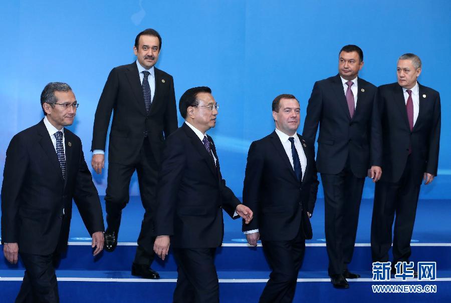12月15日，中國國務(wù)院總理李克強(qiáng)在阿斯塔納出席上海合作組織成員國政府首腦理事會第十三次會議。這是與會領(lǐng)導(dǎo)人集體合影后走向會場。新華社記者 龐興雷 攝 