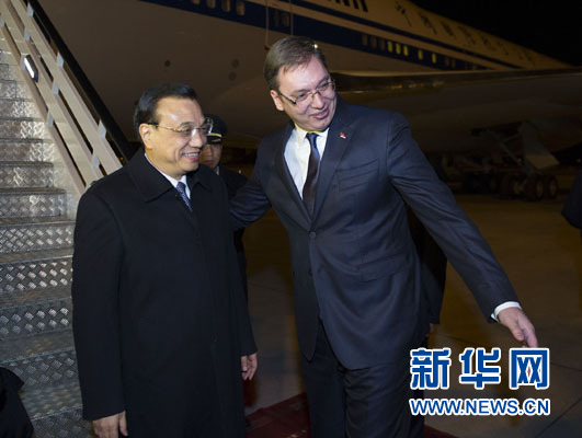 12月15日，國務(wù)院總理李克強(qiáng)抵達(dá)貝爾格萊德，出席中國－中東歐國家領(lǐng)導(dǎo)人會(huì)晤并正式訪問塞爾維亞，塞爾維亞總理武契奇到機(jī)場(chǎng)迎接。新華社記者 黃敬文 攝