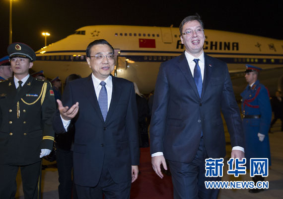 12月15日，國務(wù)院總理李克強(qiáng)抵達(dá)貝爾格萊德，出席中國－中東歐國家領(lǐng)導(dǎo)人會(huì)晤并正式訪問塞爾維亞，塞爾維亞總理武契奇到機(jī)場(chǎng)迎接。新華社記者 黃敬文 攝