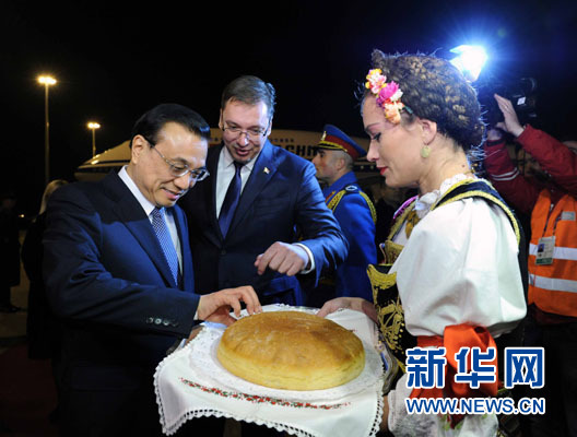 12月15日，國務(wù)院總理李克強(qiáng)抵達(dá)貝爾格萊德，出席中國－中東歐國家領(lǐng)導(dǎo)人會(huì)晤并正式訪問塞爾維亞，塞爾維亞總理武契奇到機(jī)場(chǎng)迎接。新華社記者 饒愛民 攝