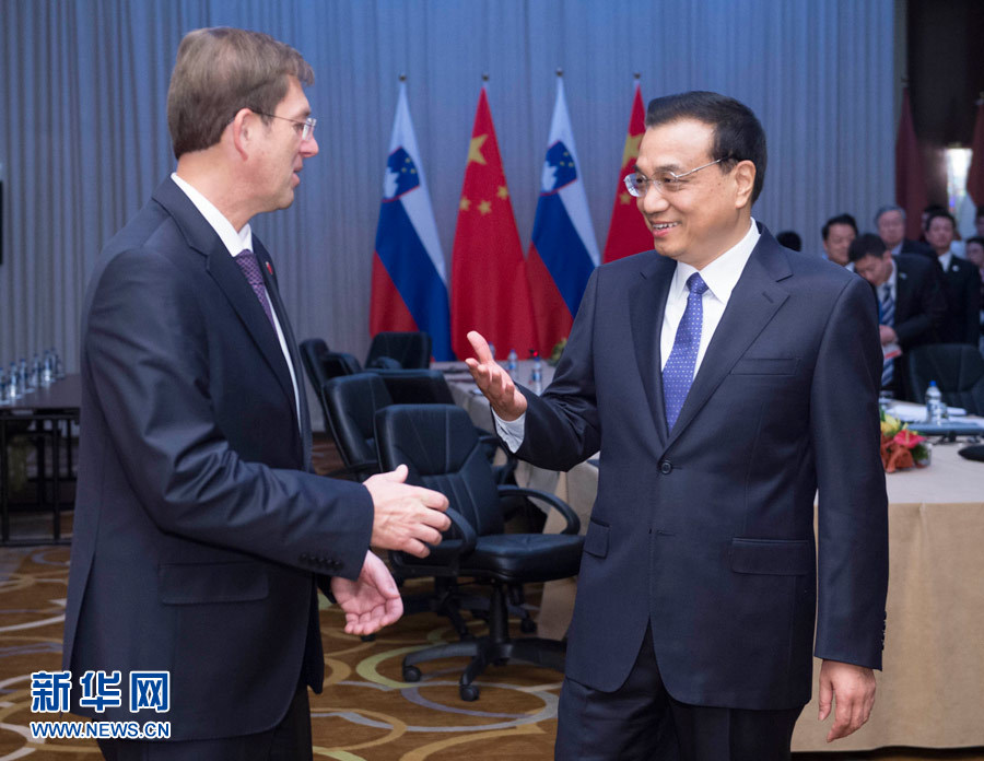 12月16日，中國國務(wù)院總理李克強(qiáng)在貝爾格萊德會(huì)見斯洛文尼亞總理采拉爾。 新華社記者黃敬文攝