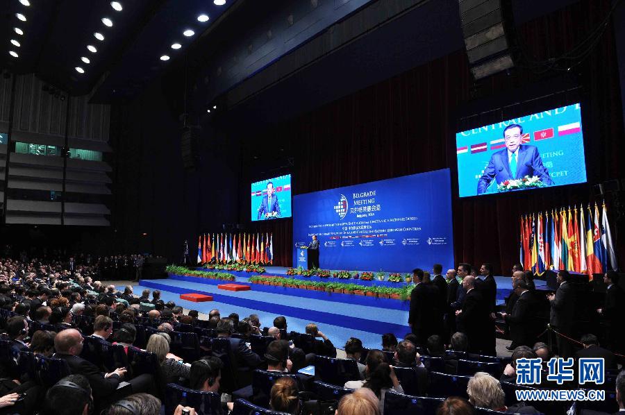 12月16日，國(guó)務(wù)院總理李克強(qiáng)在貝爾格萊德與中東歐國(guó)家領(lǐng)導(dǎo)人共同出席中國(guó)－中東歐國(guó)家第四屆經(jīng)貿(mào)論壇開(kāi)幕式并致辭。 新華社記者 饒愛(ài)民攝 