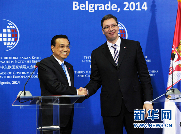 12月16日，國(guó)務(wù)院總理李克強(qiáng)在貝爾格萊德出席第三次中國(guó)-中東歐國(guó)家領(lǐng)導(dǎo)人會(huì)晤后，與塞爾維亞總理武契奇共同會(huì)見(jiàn)記者。 新華社記者饒愛(ài)民 攝