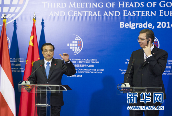 12月16日，國(guó)務(wù)院總理李克強(qiáng)在貝爾格萊德出席第三次中國(guó)-中東歐國(guó)家領(lǐng)導(dǎo)人會(huì)晤后，與塞爾維亞總理武契奇共同會(huì)見(jiàn)記者。 新華社記者黃敬文 攝