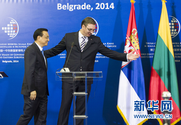 12月16日，國(guó)務(wù)院總理李克強(qiáng)在貝爾格萊德出席第三次中國(guó)-中東歐國(guó)家領(lǐng)導(dǎo)人會(huì)晤后，與塞爾維亞總理武契奇共同會(huì)見(jiàn)記者。 新華社記者黃敬文 攝