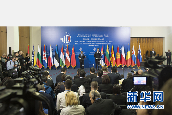 12月16日，國(guó)務(wù)院總理李克強(qiáng)在貝爾格萊德出席第三次中國(guó)-中東歐國(guó)家領(lǐng)導(dǎo)人會(huì)晤后，與塞爾維亞總理武契奇共同會(huì)見(jiàn)記者。 新華社記者黃敬文 攝