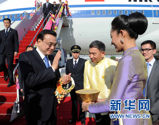 12月19日，中國國務(wù)院總理李克強抵達曼谷，出席大湄公河次區(qū)域經(jīng)濟合作領(lǐng)導人第五次會議。新華社記者饒愛民攝