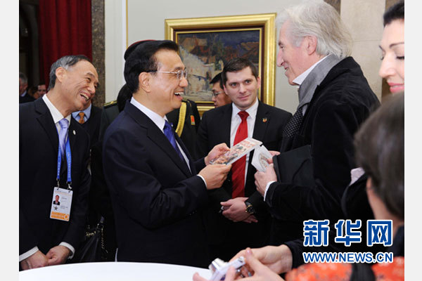 12月18日，中國國務(wù)院總理李克強(qiáng)在貝爾格萊德市政廳接受&ldquo;貝爾格萊德榮譽(yù)市民&rdquo;證書，塞爾維亞總理武契奇陪同出席。隨后，李克強(qiáng)同塞各界知名人士親切會(huì)見并互動(dòng)交流。這是李克強(qiáng)同電影《瓦爾特保衛(wèi)薩拉熱窩》的演員薩馬爾季奇親切交談。新華社記者 饒愛民 攝