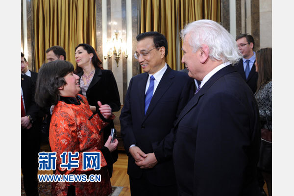 12月18日，中國國務(wù)院總理李克強(qiáng)在貝爾格萊德市政廳接受&ldquo;貝爾格萊德榮譽(yù)市民&rdquo;證書，塞爾維亞總理武契奇陪同出席。隨后，李克強(qiáng)同塞各界知名人士親切會(huì)見并互動(dòng)交流。這是李克強(qiáng)同漢學(xué)家波普&mdash;采尼奇夫婦親切交談。新華社記者 饒愛民 攝