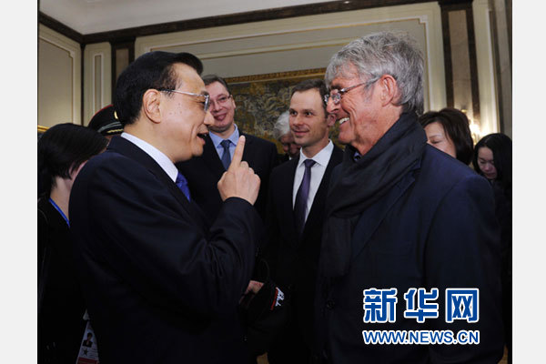 12月18日，中國國務(wù)院總理李克強(qiáng)在貝爾格萊德市政廳接受&ldquo;貝爾格萊德榮譽(yù)市民&rdquo;證書，塞爾維亞總理武契奇陪同出席。隨后，李克強(qiáng)同塞各界知名人士親切會(huì)見并互動(dòng)交流。這是李克強(qiáng)同著名足球教練米盧蒂諾維奇親切交談。新華社記者 饒愛民 攝