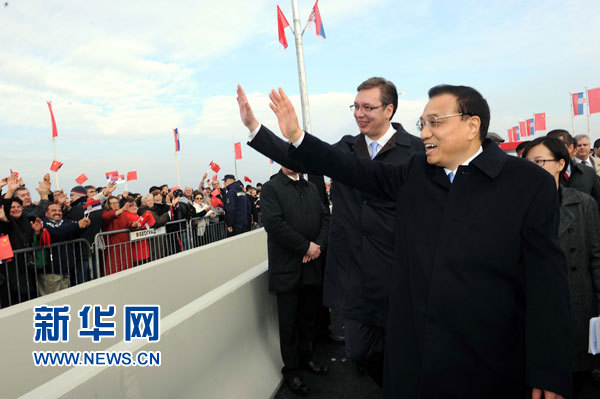 12月18日，中國國務院總理李克強在貝爾格萊德同塞爾維亞總理武契奇共同出席貝爾格萊德跨多瑙河大橋竣工儀式。這是李克強與武契奇在儀式現(xiàn)場向塞爾維亞群眾揮手致意。新華社記者 饒愛民 攝
