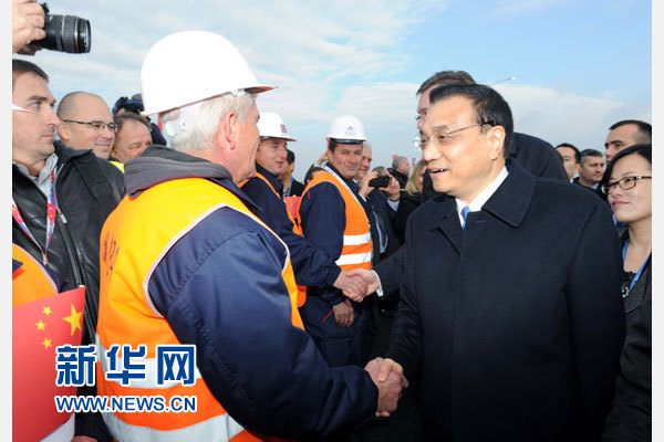 12月18日，中國國務院總理李克強在貝爾格萊德同塞爾維亞總理武契奇共同出席貝爾格萊德跨多瑙河大橋竣工儀式。這是李克強同大橋建設者親切交流。新華社記者 饒愛民 攝