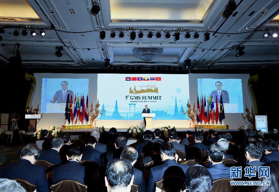 12月20日，中國國務(wù)院總理李克強(qiáng)在曼谷出席大湄公河次區(qū)域經(jīng)濟(jì)合作領(lǐng)導(dǎo)人第五次會(huì)議。這是李克強(qiáng)在開幕式上致辭。 新華社記者饒愛民攝 