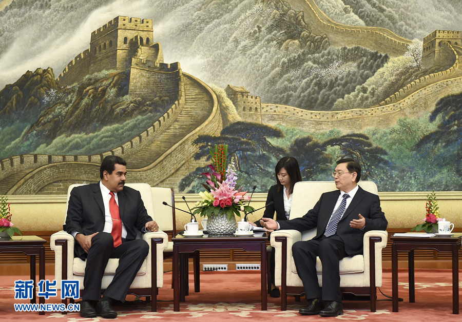 1月8日，全國人大常委會(huì)委員長張德江在北京人民大會(huì)堂會(huì)見委內(nèi)瑞拉總統(tǒng)馬杜羅。 新華社記者 張鐸 攝 