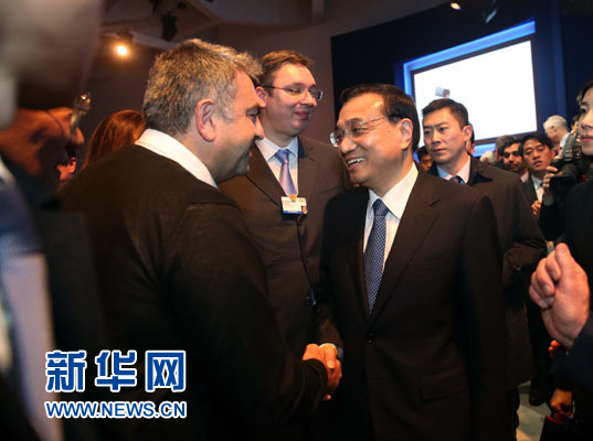 1月21日，中國國務(wù)院總理李克強在瑞士達(dá)沃斯舉行的世界經(jīng)濟論壇全會發(fā)表特別致辭并回答提問。這是李克強在致辭后同與會嘉賓親切交談。新華社記者 劉衛(wèi)兵 攝
