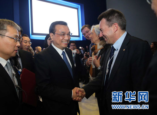 1月21日，中國國務(wù)院總理李克強在瑞士達(dá)沃斯舉行的世界經(jīng)濟論壇全會發(fā)表特別致辭并回答提問。這是李克強在致辭前同與會嘉賓親切交談。新華社記者 劉衛(wèi)兵 攝