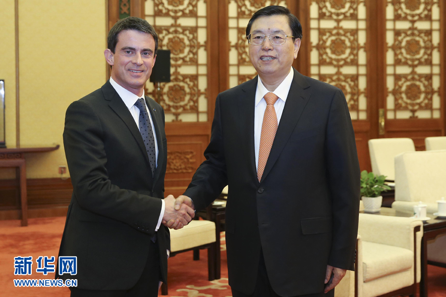 1月30日，全國(guó)人大常委會(huì)委員長(zhǎng)張德江在北京人民大會(huì)堂會(huì)見法國(guó)總理瓦爾斯。 新華社記者丁林 攝 