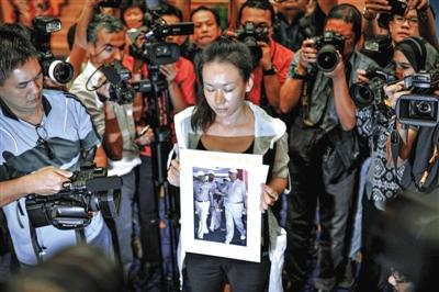 1月29日，在得知即將召開有關(guān)MH370的發(fā)布會(huì)后，一些乘客家屬成員到場(chǎng)。