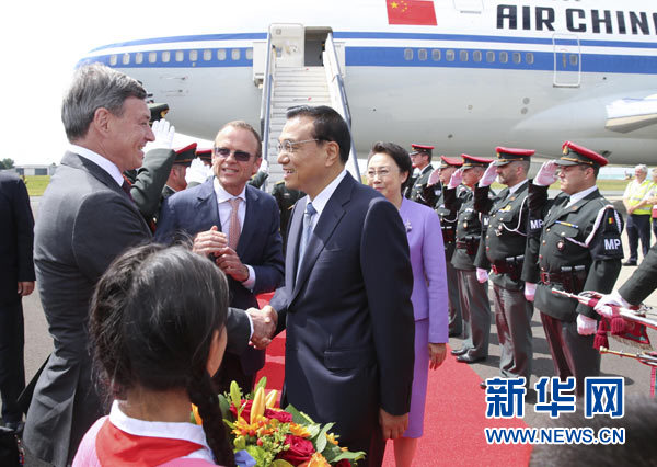 當(dāng)?shù)貢r間6月28日下午，經(jīng)中歐雙方商定，國務(wù)院總理李克強乘專機抵達(dá)比利時首都布魯塞爾，出席第十七次中國歐盟領(lǐng)導(dǎo)人會晤。李克強總理夫人程虹同機抵達(dá)。歐盟和比利時政府高級官員到阿貝拉格機場迎接。新華社記者 龐興雷 攝 