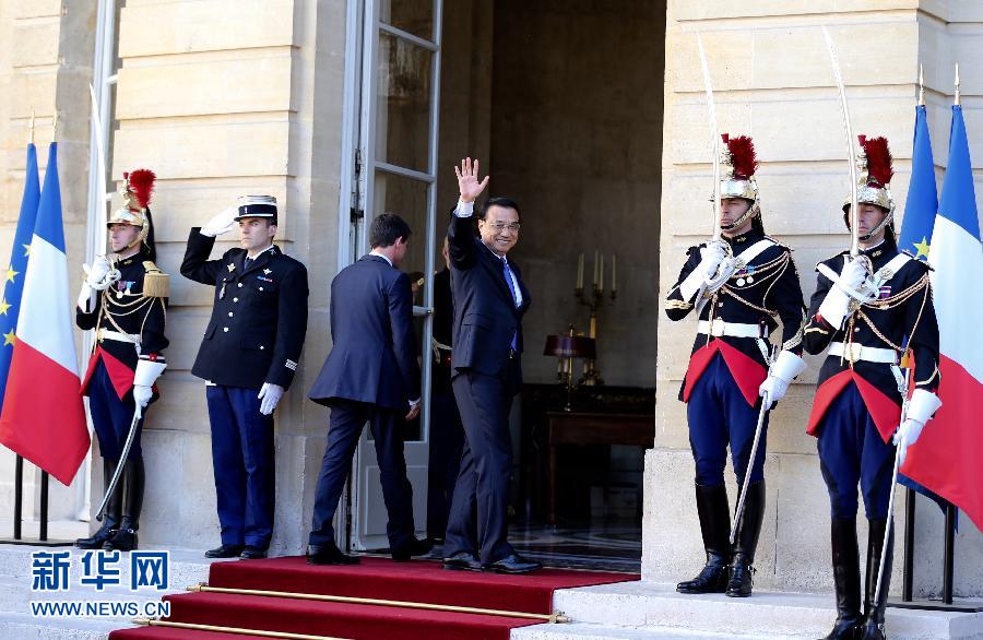 6月30日，中國國務(wù)院總理李克強(qiáng)在巴黎總理府同法國總理瓦爾斯舉行會談。 新華社記者 馬占成 攝