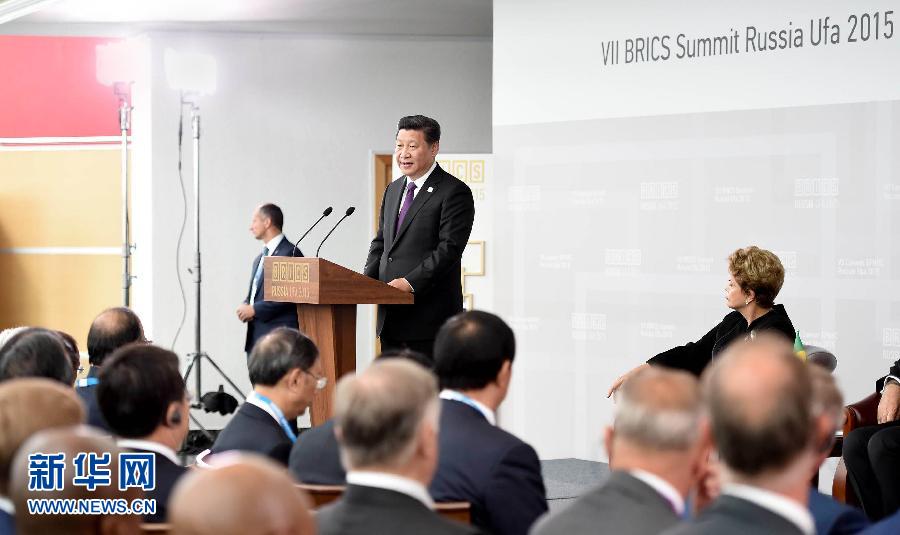7月9日，金磚國家領(lǐng)導(dǎo)人同金磚國家工商理事會(huì)代表對(duì)話會(huì)在俄羅斯烏法舉行。中國國家主席習(xí)近平、俄羅斯總統(tǒng)普京、巴西總統(tǒng)羅塞夫、印度總理莫迪、南非總統(tǒng)祖馬等共同出席。新華社記者 張鐸 攝 