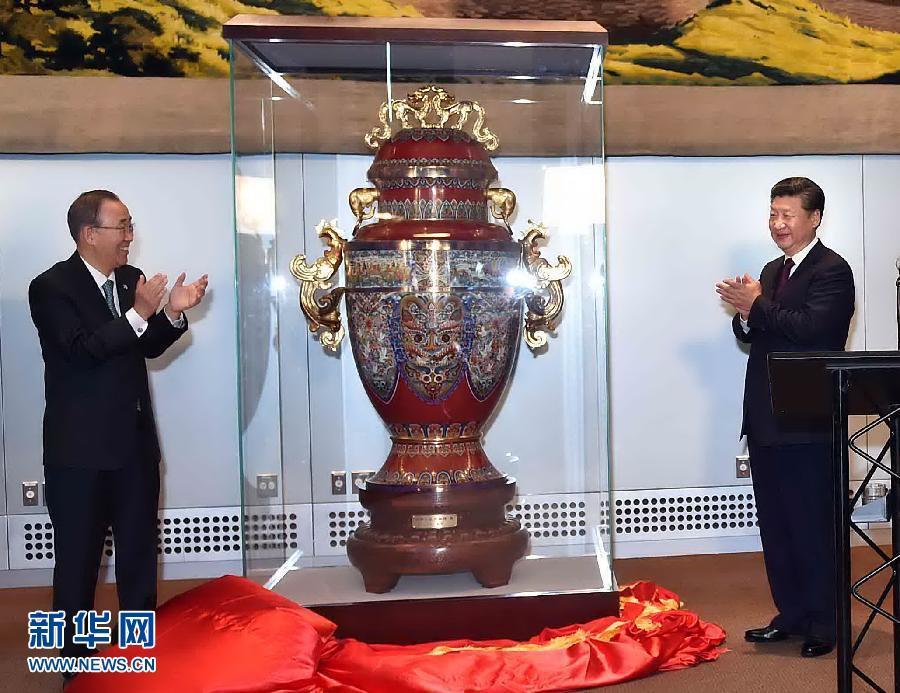 9月27日，國家主席習(xí)近平在紐約出席中國向聯(lián)合國贈(zèng)送&ldquo;和平尊&rdquo;儀式。聯(lián)合國秘書長潘基文出席。 新華社記者 李濤 攝 