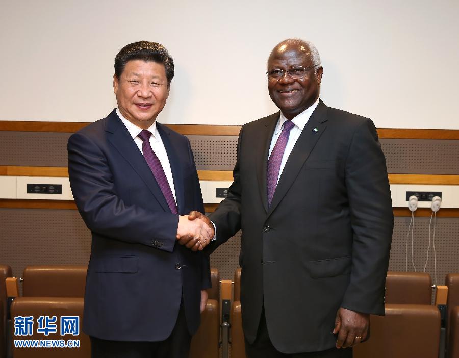 9月27日，國(guó)家主席習(xí)近平在紐約會(huì)見(jiàn)塞拉利昂總統(tǒng)科羅馬。新華社記者 龐興雷 攝 