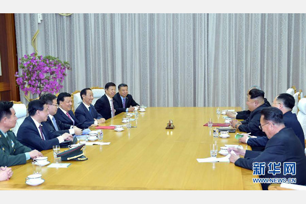 10月9日，中共中央政治局常委、中央書記處書記劉云山在平壤百花園迎賓館會見朝鮮勞動黨第一書記金正恩。 新華社記者 李濤 攝 