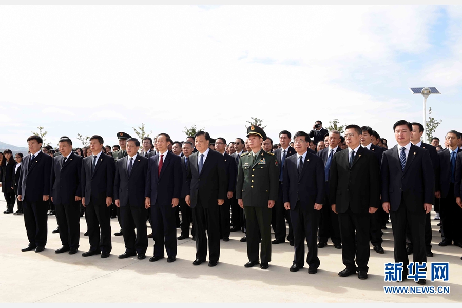 10月11日，中共中央政治局常委、中央書記處書記劉云山專程趕赴安州祭掃中國(guó)人民志愿軍烈士陵園，向中國(guó)人民志愿軍烈士敬獻(xiàn)花籃并默哀。 新華社記者 饒愛民 攝