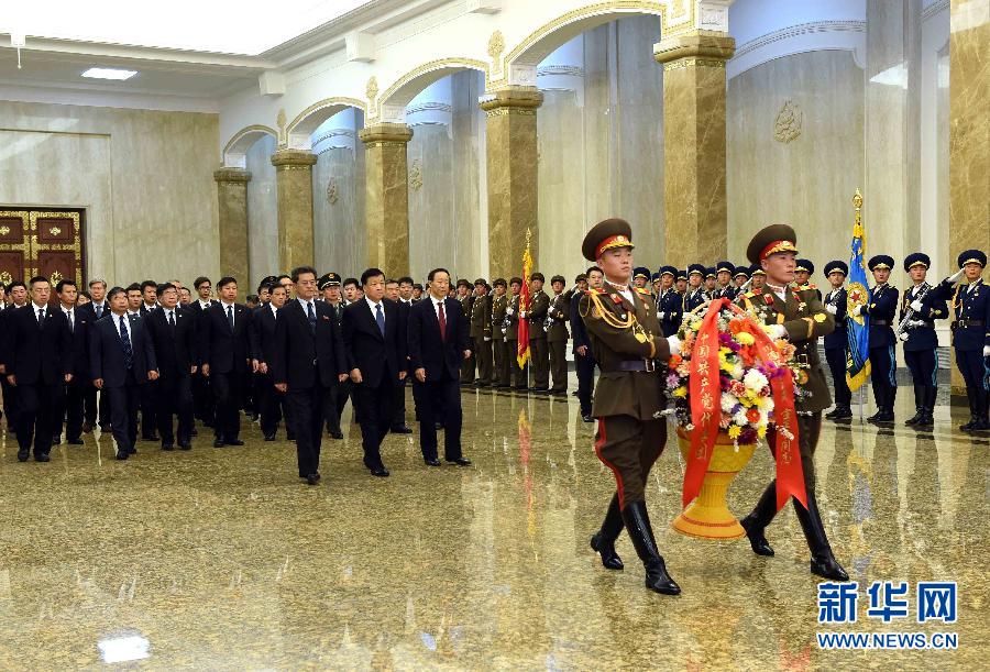 10月11日，中共中央政治局常委、中央書記處書記劉云山前往錦繡山太陽(yáng)宮，向金日成主席和金正日總書記塑像敬獻(xiàn)花籃。 新華社記者饒愛民攝