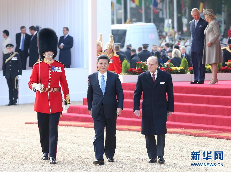 這是習(xí)近平在伊麗莎白二世女王的丈夫菲利普親王的陪同下檢閱儀仗隊。新華社記者 龐興雷 攝